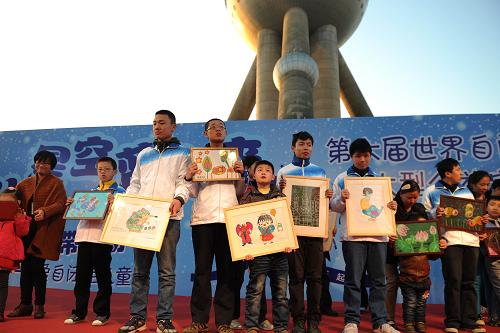 4月2日,在上海東方明珠廣場(chǎng),自閉癥兒童在展示他們的繪畫(huà)作品。新華社發(fā)(賴(lài)鑫琳 攝)