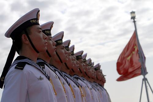 4月2日,在阿爾及利亞首都阿爾及爾港,到訪的中國海軍第十三批護航編隊士兵列隊接受檢閱。 新華社發(fā)(穆罕默德·卡德里攝)