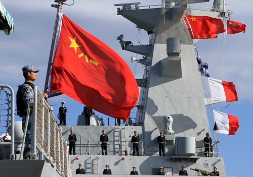 4月2日,在阿爾及利亞首都阿爾及爾港,到訪的中國海軍第十三批護航編隊士兵在軍艦上列隊。 新華社發(fā)(穆罕默德·卡德里攝)