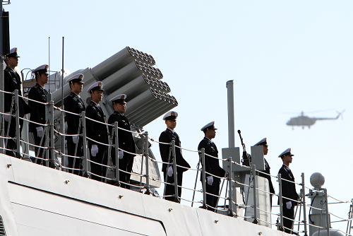 4月2日,在阿爾及利亞首都阿爾及爾港,到訪的中國海軍第十三批護航編隊士兵在軍艦上列隊。 新華社發(fā)(穆罕默德·卡德里攝)