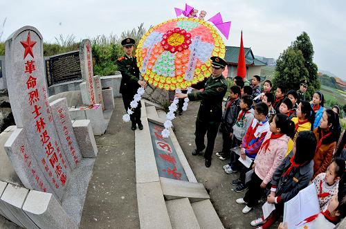 4月3日,福建長樂市潭頭邊防派出所民警向革命烈士墓敬獻(xiàn)花圈。新華社記者 張國俊 攝