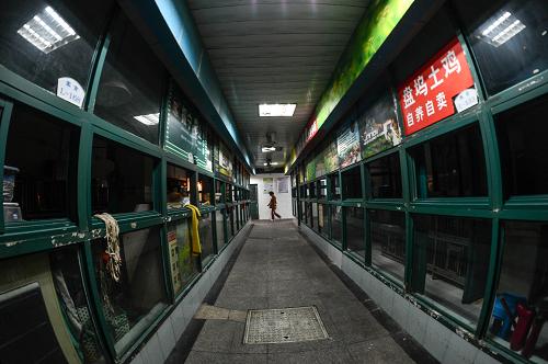4月15日,位于杭州市西湖區(qū)的萬壽亭農(nóng)貿(mào)市場活禽交易區(qū)空空蕩蕩。新華社記者 韓傳號 攝
