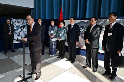 4月15日,聯(lián)合國秘書長潘基文(前)、中國常駐聯(lián)合國代表李保東(右三)和中國畫家王林旭(右二)等在紐約聯(lián)合國總部參加畫作交接儀式。中國畫家王林旭的兩幅作品《互動的世界》和《共同的家園》將長期在聯(lián)合國總部大廈陳列展示。 新華社記者 牛曉雷 攝