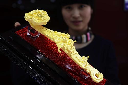4月15日,山東青島一金店員工在展示黃金飾品。繼續(xù)受美國(guó)高盛集團(tuán)下調(diào)黃金均價(jià)預(yù)期和中國(guó)經(jīng)濟(jì)數(shù)據(jù)不及市場(chǎng)預(yù)期等一系列利空因素打壓,紐約商品交易所黃金期貨合約價(jià)格4月15日暴跌,紐約商品交易所黃金期貨市場(chǎng)交投最活躍的6月交割黃金期價(jià)收于每盎司1361.1美元,比前一交易日下跌140.3美元,跌幅為9.27%,創(chuàng)20世紀(jì)80年代以來(lái)最高單日跌幅。新華社發(fā)(俞方平 攝)