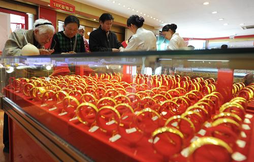 4月15日,消費(fèi)者在蘇州觀前街一家金店選購(gòu)黃金飾品。 新華社發(fā)(杭興微 攝)