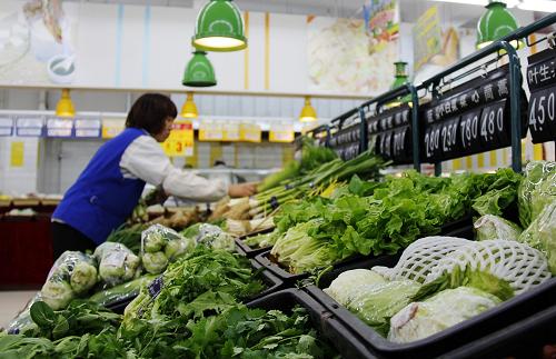 4月16日,在河北霸州市一家超市,工作人員在整理蔬菜。據(jù)商務(wù)部發(fā)布的商務(wù)預(yù)報(bào)監(jiān)測(cè),4月8日至4月14日,全國(guó)36個(gè)大中城市食用農(nóng)產(chǎn)品價(jià)格連降7周后小幅上漲,生產(chǎn)資料價(jià)格呈小幅回升。其中18種蔬菜平均批發(fā)價(jià)格比前一周上漲7.1%。新華社發(fā)(王曉 攝)