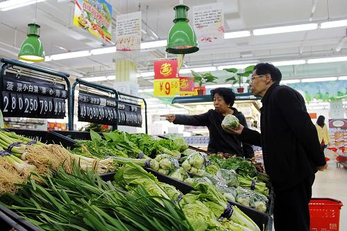 4月16日,市民在河北霸州市一家超市選購(gòu)蔬菜。新華社發(fā)(王曉 攝)