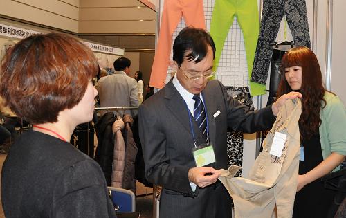 4月16日,在日本大阪舉行的“中國(guó)紡織成衣展”上,日本客戶觀看中國(guó)服裝樣品。當(dāng)日,為期3天的第19屆“中國(guó)紡織成衣展”在日本大阪吾之穹頂展覽館拉開(kāi)帷幕。該展覽是中國(guó)在日本舉辦的最大規(guī)模的專業(yè)展會(huì),來(lái)自中國(guó)北京、上海、廣東等12個(gè)省、直轄市的258家紡織企業(yè)參展。新華社記者 馬興華 攝