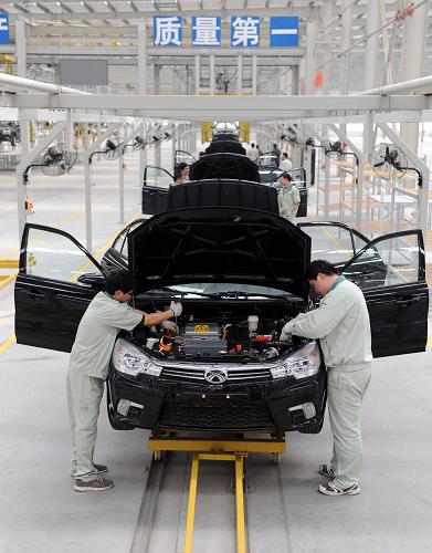 新鄉(xiāng)市新能電動汽車有限公司的工作人員在電動汽車生產(chǎn)流水線上作業(yè)(4月16日攝)。近年來,隨著油價上漲和環(huán)保要求的提高,新能源汽車越來越受到市場的青睞。結(jié)合新能源汽車產(chǎn)業(yè)的發(fā)展實際,河南省新鄉(xiāng)市確立了以純電動汽車為方向,以動力電池促進整車發(fā)展,以整車配套需求帶動電池等核心零部件發(fā)展,實現(xiàn)電動汽車整車、動力電池及關(guān)鍵零部件的同步發(fā)展。新鄉(xiāng)是國內(nèi)知名的電池產(chǎn)業(yè)基地,依托電池技術(shù)研發(fā)和生產(chǎn)優(yōu)勢,整合國內(nèi)外汽車技術(shù)優(yōu)質(zhì)資源,以“4+1”(中國汽車工業(yè)工程公司、福汽集團、上海電驅(qū)動、蘇州天成,新鄉(xiāng)電池產(chǎn)業(yè))的模式組建了新能電動汽車有限公司,建設(shè)電動汽車生產(chǎn)基地。目前,新能公司一期5萬輛電動汽車生產(chǎn)線已投產(chǎn),其研發(fā)的首款擁有自主知識產(chǎn)權(quán)的底盤換電式純電動汽車和移動充換電站,已投入新鄉(xiāng)市電動汽車的示范運營,取得了良好的效果。新鄉(xiāng)現(xiàn)有規(guī)模以上電池及電動汽車相關(guān)企業(yè)137家,2012年實現(xiàn)銷售收入312.7億元。新華社記者 李博 攝