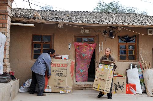 在寧夏回族自治區(qū)西吉縣張家洼村的老房子內(nèi),村民仇風(fēng)成一家準(zhǔn)備遷往賀蘭縣的移民點(diǎn)(2012年5月20日攝)。新華社記者 彭昭之 攝