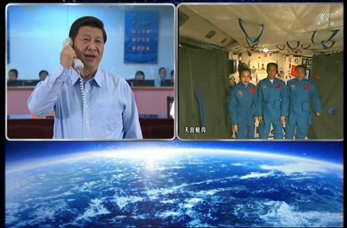 6月24日,中共中央總書記、國家主席、中央軍委主席習(xí)近平來到北京航天飛行控制中心,同正在天宮一號(hào)內(nèi)執(zhí)行任務(wù)的神舟十號(hào)航天員聶海勝、張曉光、王亞平通話。新華社發(fā)(截屏照片)