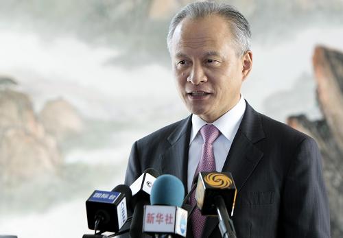 7月7日,中國駐美國大使崔天凱在華盛頓接受中國駐美主要新聞媒體聯(lián)合采訪時回答記者提問。中國駐美國大使崔天凱7日在接受中國駐美主要新聞媒體聯(lián)合采訪時表示,將于本月10日至11日舉行的第五輪中美戰(zhàn)略與經(jīng)濟對話是中美兩國在政府換屆和元首會晤后舉行的一次重要高層接觸,相信它將在兩國元首構(gòu)建中美新型大國關(guān)系的重要共識指引下取得積極成果,從而為落實這個共識做好第一步。新華社記者 方喆 攝