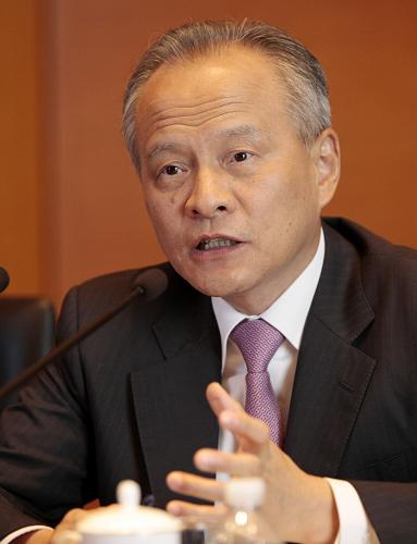 7月7日,中國駐美國大使崔天凱在華盛頓接受中國駐美主要新聞媒體聯(lián)合采訪時回答記者提問。新華社記者 方喆 攝