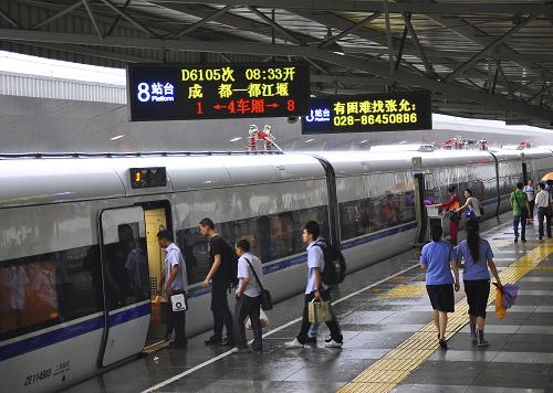 7月10日,旅客在成都火車站乘車前往都江堰。新華社發(fā)(胡志強(qiáng) 攝)