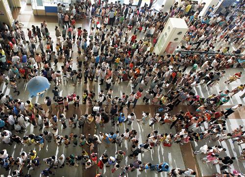 7月10日,眾多患兒家長在上海復(fù)旦大學(xué)附屬兒科醫(yī)院的門診大廳排隊掛號。新華社發(fā) (丁汀 攝)