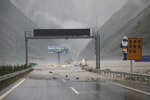 7月10日,汶川至都江堰高速路中斷,213國(guó)道3號(hào)大橋(畫(huà)面右側(cè))已經(jīng)被淹沒(méi)形成堰塞湖。7月9日22時(shí)至10日清晨,四川省汶川縣境內(nèi)遭受大到暴雨。都汶高速公路福堂隧道和映秀北兩處發(fā)生泥石流,桃關(guān)隧道至福堂隧道大橋垮塌,目前高速公路已關(guān)閉。213國(guó)道草坡3號(hào)橋垮塌,道路完全中斷。銀杏鄉(xiāng)殷家河壩形成堆積堰塞湖。同時(shí)映秀鎮(zhèn)、雁門(mén)鄉(xiāng)、銀杏鄉(xiāng)、三江鎮(zhèn)、草坡鄉(xiāng)、漩口鎮(zhèn)、綿虒鎮(zhèn)等山洪猛漲,部分鄉(xiāng)鎮(zhèn)通訊、網(wǎng)絡(luò)、道路已中斷。新華社發(fā)(盧國(guó)彤 攝)