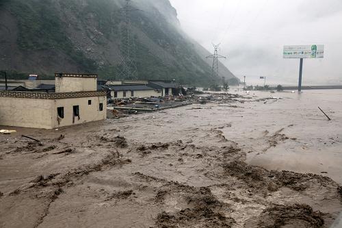 7月10日,四川省汶川縣綿虒鎮(zhèn)羊店一號(hào)大橋路段被洪水淹沒(méi)。新華社發(fā)(盧國(guó)彤 攝)