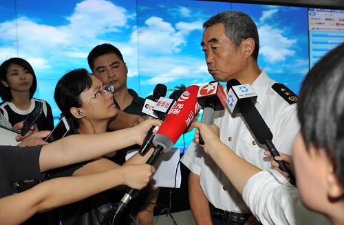 9月30日,海南海事局副局長(zhǎng)張捷在接受記者采訪。記者從海南省海上搜救中心獲悉,9月29日下午,廣東臺(tái)山籍5艘漁船在西沙珊瑚島海域遇險(xiǎn),截至30日9時(shí)30分,已有13人獲救,47人失去聯(lián)系。海南省各有關(guān)部門(mén)正全力組織營(yíng)救。新華社記者 趙穎全 攝