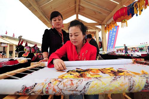 9月30日,在寧夏回族自治區(qū)鎮(zhèn)北堡西部影視城,一名非物質(zhì)文化遺產(chǎn)傳承人在制作回族傳統(tǒng)刺繡。當(dāng)日,中國(guó)(銀川)第二屆西北非物質(zhì)文化遺產(chǎn)博覽會(huì)在寧夏鎮(zhèn)北堡西部影視城開(kāi)幕,來(lái)自全國(guó)30多個(gè)城市的百余家具有代表性的非遺項(xiàng)目進(jìn)行了集中展示。據(jù)了解,本次博覽會(huì)將一直持續(xù)到10月2日。 新華社記者 彭昭之 攝