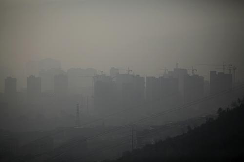 這是10月9日拍攝的西寧市晨曦霧霾。近日,西寧市研究制定了《大氣污染綜合治理行動(dòng)方案》,開展城市揚(yáng)塵污染治理、機(jī)動(dòng)車排氣污染治理、煤煙塵污染、工業(yè)污染、生態(tài)保護(hù)和建設(shè)、社會(huì)參與和防治工程6大方面計(jì)29項(xiàng)治理工作,重拳治理大氣污染。近年來,隨著城鎮(zhèn)化、工業(yè)化進(jìn)程實(shí)施,西寧市大面積拆遷施工導(dǎo)致二次揚(yáng)塵和土壤沙塵污染日益嚴(yán)重,同時(shí)工業(yè)源、機(jī)動(dòng)車、煤煙等排放增加,全市以可吸入顆粒物為主的大氣污染問題日益凸顯,區(qū)域環(huán)境空氣質(zhì)量形勢(shì)不容樂觀。 新華社記者 楊壽德 攝