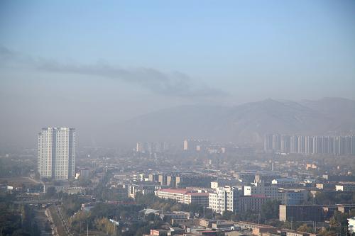 這是10月9日拍攝的西寧市晨曦霧霾。 新華社記者 楊壽德 攝