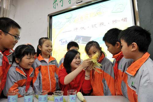 10月15日,翠庭園小學(xué)科普老師李佩在給孩子們講解玉米的生長(zhǎng)過(guò)程。當(dāng)日,安徽省合肥市筆架山街道在轄區(qū)翠庭園小學(xué)開(kāi)展“珍惜糧食 拒絕浪費(fèi)”活動(dòng),迎接世界糧食日的到來(lái)。該活動(dòng)通過(guò)給孩子們講解糧食的種類(lèi)和日趨嚴(yán)重的糧食浪費(fèi)短缺等問(wèn)題,以及組織孩子們親手制作“光盤(pán)”,培養(yǎng)孩子們養(yǎng)成勤儉節(jié)約、愛(ài)惜糧食的好習(xí)慣。新華社記者 郭晨 攝