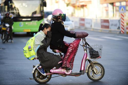 10月15日,一對母女“全副武裝”騎行在山東省日照市街頭。當(dāng)日,據(jù)中央氣象臺發(fā)布消息稱,受冷空氣影響,預(yù)計15日白天我國北方大部分地區(qū)將走“晴冷”路線,陽光不錯,但氣溫較低,部分地區(qū)氣溫降至零攝氏度以下。江淮、江南等地也將陸續(xù)感受到冷空氣帶來的涼意,安徽、江蘇、上海、浙江等地降溫幅度較為明顯。 新華社發(fā)(陳為峰 攝)