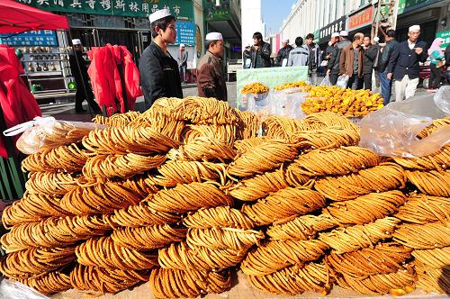 10月15日,穆斯林商販在銀川市街頭出售傳統(tǒng)食品馓子。新華社記者 彭昭之 攝
