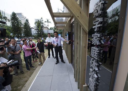 10月16日,福建省信息化局工作人員向媒體介紹數(shù)字家庭體驗(yàn)屋。新華社記者 姜克紅 攝