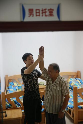 江西省九江市廬山區(qū)姑塘鎮(zhèn)化纖社區(qū)居家養(yǎng)老服務(wù)中心為老年人提供日間照料護(hù)理服務(wù)(2013年7月4日攝)。新華社發(fā)(張海巖 攝)