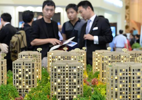 10月3日,人們?cè)谏虾R环空箷?huì)上了解樓盤信息。新華社發(fā)(賴鑫琳 攝)