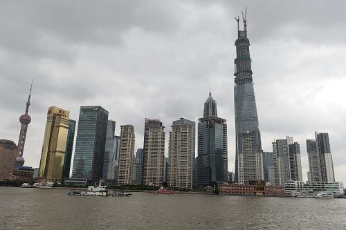 這是正在建設(shè)中的中國(guó)第一高樓“上海中心”(右三)(10月15日攝)。新華社發(fā)(賴鑫琳 攝)