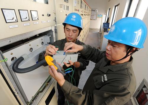 10月29日,上虞市供電公司工作人員在浙江世紀華通車業(yè)有限公司廠房進行巡檢。 新華社發(fā)(韓堅 攝)