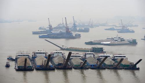 10月29日,洞庭湖岳陽城陵磯碼頭附近一片水域,一排運沙船在水中停泊。受季節(jié)性枯水期上游下泄流量驟減以及長江來水持續(xù)偏少的影響,10月以來洞庭湖以及湖南境內(nèi)湘、資、沅、澧四水下游水位迅速下降,湖區(qū)比往年提早進(jìn)入了枯水期。10月30日洞庭湖城陵磯水文站8時水位僅有21.20米,較歷年同期均值偏低4米以上。水位偏低給湖南境內(nèi)水運交通帶來影響,洞庭湖岳陽城陵磯港10月1日起已經(jīng)關(guān)閉了5000噸級海輪航道,而湘江部分航段更是出現(xiàn)了大量船只堵塞和滯留的現(xiàn)象,當(dāng)?shù)睾J虏块T已經(jīng)開始在相應(yīng)水域開展疏浚作業(yè)。新華社記者 李尕 攝
