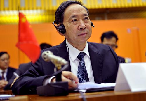 11月5日,中國教育部部長袁貴仁在法國巴黎聯(lián)合國教科文組織總部出席首屆聯(lián)合國教科文組織-金磚國家教育部長會議。首屆聯(lián)合國教科文組織-金磚國家教育部長會議當(dāng)日在巴黎聯(lián)合國教科文組織總部召開,包括中國教育部部長袁貴仁在內(nèi)的金磚國家教育部長出席了此次會議。會議由聯(lián)合國教科文組織和金磚國家輪值主席國南非共同倡議舉辦,以落實(shí)金磚國家領(lǐng)導(dǎo)人會晤成果。會議主要探討金磚國家加強(qiáng)教育合作,以及進(jìn)一步加強(qiáng)與聯(lián)合國教科文組織的交流,共同推動制訂2015年后全球教育發(fā)展議程。新華社記者 陳曉偉 攝