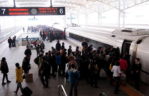 11月14日,旅客在沈陽北站排隊(duì)登上一列哈大高鐵列車。據(jù)沈陽鐵路局消息,哈爾濱至大連高鐵將于12月1日起實(shí)施冬季運(yùn)行圖,速度和票價(jià)雙雙下調(diào)。屆時(shí),高鐵列車運(yùn)行速度將由目前的每小時(shí)300公里降至200公里。哈爾濱至大連兩地間動(dòng)車組列車票價(jià)最低將降至283.5元,運(yùn)行時(shí)間則由最短約3個(gè)半小時(shí)延長至約5個(gè)半小時(shí)。新華社發(fā)(張文魁 攝)