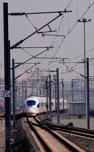 11月14日,哈大高鐵列車駛?cè)肷蜿柋闭?。新華社發(fā)(張文魁 攝)