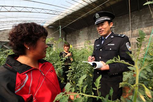 11月13日,棗莊市公安局市中分局西王莊派出所民警在橫溝村蔬菜大棚向菜農(nóng)了解村里社會(huì)治安情況。今年以來(lái),山東省棗莊市公安局市中分局開(kāi)展“進(jìn)家門、訪家情、辦家事”為主題的大走訪活動(dòng),組織民警進(jìn)民家、到企業(yè)、趕大集,了解群眾生活,為民排憂解難。目前,這個(gè)分局通過(guò)大走訪活動(dòng)發(fā)現(xiàn)線索從而破獲各類案件189起,為群眾解決生活難題2100余件。 新華社發(fā)(吉喆 攝)