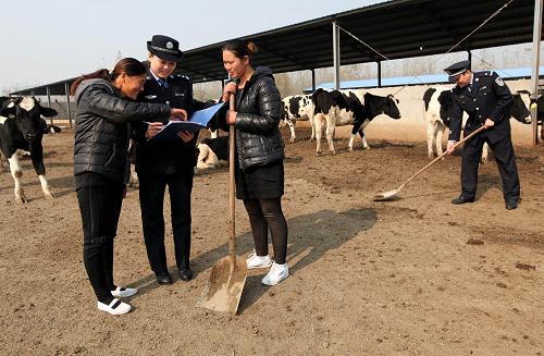 11月13日,棗莊市公安局市中分局西王莊派出所民警在黃樓村養(yǎng)牛戶農(nóng)場(chǎng)中走訪。 新華社發(fā)(吉喆 攝)
