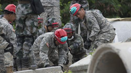 11月14日,在美國夏威夷,中美兩軍參演人員在一片模擬地震廢墟中進(jìn)行搜救。 新華社記者 楊磊 攝