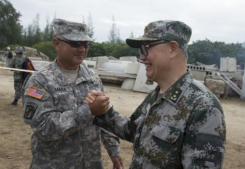 11月14日,在美國夏威夷,中方觀摩團(tuán)團(tuán)長、成都軍區(qū)副政委趙開增(右)和美國太平洋陸軍副司令加里·哈拉共同觀摩演練。 新華社記者 楊磊 攝