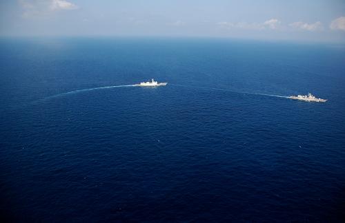 11月14日,在亞丁灣索馬里海域,參加演練的中烏海軍護(hù)航艦艇進(jìn)行編隊(duì)運(yùn)動(dòng)。當(dāng)?shù)貢r(shí)間11月14日上午,正在亞丁灣索馬里海域執(zhí)行護(hù)航任務(wù)的中國海軍第十五批護(hù)航編隊(duì)衡水艦,與同在該海域執(zhí)行護(hù)航任務(wù)的烏克蘭海軍薩蓋達(dá)奇內(nèi)號(hào)導(dǎo)彈護(hù)衛(wèi)艦,舉行了一場(chǎng)以聯(lián)合搜救和登臨檢查為主要內(nèi)容的海上演練,這也是中烏海軍護(hù)航艦艇首次舉行海上聯(lián)合演練。新華社發(fā)(高楊攝)