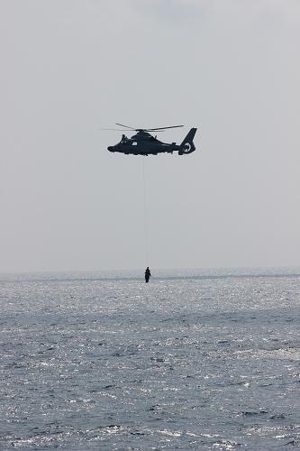 11月14日,在亞丁灣索馬里海域,參加演練的中國海軍第十五批護(hù)航編隊(duì)衡水艦艦載直升機(jī)進(jìn)行聯(lián)合搜救。 新華社發(fā)(胡志亮攝)