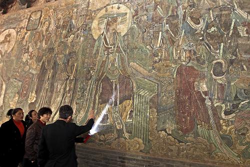 11月14日,監(jiān)測研究人員在查看永樂宮壁畫現(xiàn)狀。當日,有“東方藝術(shù)畫廊”之稱的永樂宮壁畫監(jiān)測項目在山西省運城市芮城永樂宮正式啟動。這是國家首次采用物聯(lián)網(wǎng)等高科技手段對永樂宮壁畫進行全面監(jiān)測,監(jiān)測數(shù)據(jù)將為后期修復(fù)和預(yù)防性保護提供技術(shù)支撐和科學依據(jù)。11月8日,備受關(guān)注的山西芮城永樂宮古建修繕工程和消防工程正式開工。這是1953年芮城永樂宮搬遷后首次大規(guī)模修繕。 新華社發(fā)(薛俊 攝)