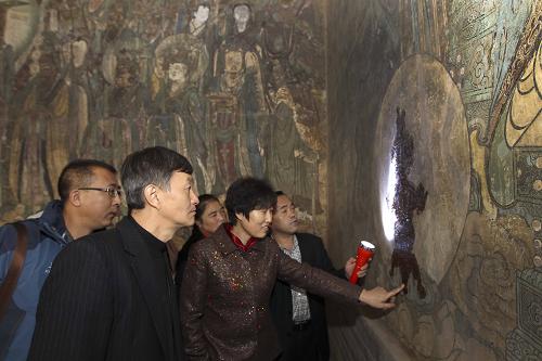 11月14日,監(jiān)測研究人員在查看永樂宮壁畫現(xiàn)狀。新華社發(fā)(薛俊 攝)