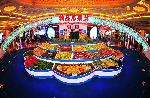 這是冬交會(huì)展示的海南精品瓜果菜(12月12日攝)。 當(dāng)日,為期4天的2013年中國(guó)(海南)國(guó)際熱帶農(nóng)產(chǎn)品冬季交易會(huì)在海南國(guó)際會(huì)展中心開幕,此次冬交會(huì)以“安全、綠色、科技、品牌”為主題,吸引來(lái)自15個(gè)國(guó)家和地區(qū)1300多家企業(yè)參展,冬季瓜菜、熱帶水果、水產(chǎn)品等2300多種特色產(chǎn)品集中亮相。新華社記者 郭程 攝
