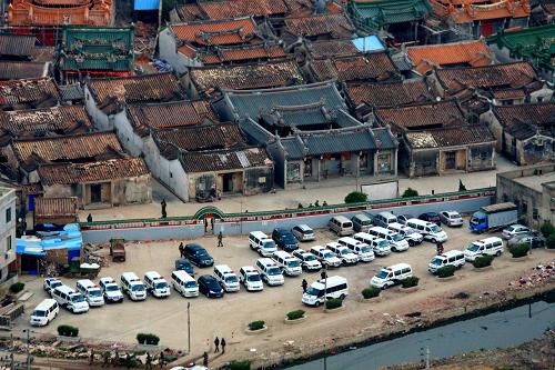 2013年12月29日,大量警車停在博社村外圍的停車場(chǎng)。新華社發(fā)(容礎(chǔ)文 攝)