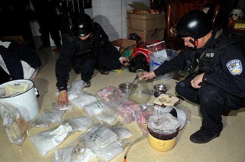 警方現(xiàn)場(chǎng)繳獲的大量毒品和贓款(2013年12月29日攝)。新華社發(fā)(景國(guó)民 攝)