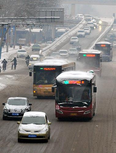 2月7日早晨,汽車(chē)行駛在鄭州街頭。當(dāng)日是春節(jié)假期結(jié)束后的第一天。由于2月5日、6日兩天鄭州市區(qū)連續(xù)降雪,加上地表溫度降至0攝氏度以下,鄭州市多條道路積雪結(jié)冰,給市民出行造成影響。 新華社記者 王頌 攝