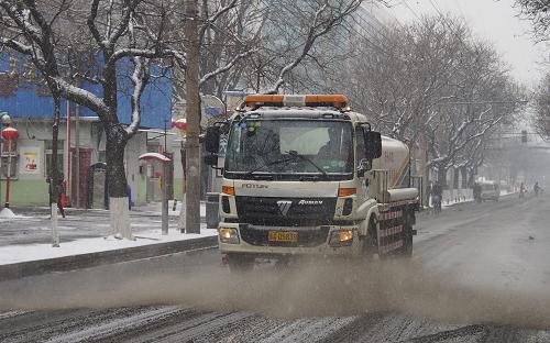 2月7日,北京市西城區(qū)環(huán)衛(wèi)工人駕車(chē)進(jìn)行除雪作業(yè)。當(dāng)日,北京迎來(lái)今冬首場(chǎng)降雪。根據(jù)市政市容委消息,截至2月7日6時(shí),全市環(huán)衛(wèi)專(zhuān)業(yè)作業(yè)單位共出動(dòng)人員15669人次、除雪車(chē)輛設(shè)備4536臺(tái)(套),對(duì)全市1.5億平方米道路開(kāi)展除雪作業(yè),全力應(yīng)對(duì)今冬首場(chǎng)降雪。新華社發(fā)